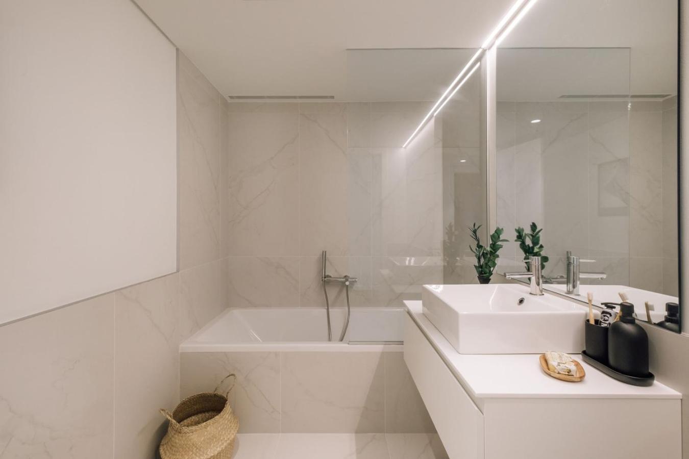 Farol - 1 Bedroom With Pool In Areeiro *